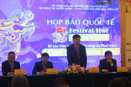 Ông Nguyễn Dung, Phó Chủ tịch UBND tỉnh Thừa Thiên Huế, Trưởng Ban Tổ chức Festival Huế 2020 phát biểu tại họp báo